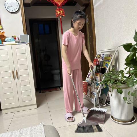 大家好，我是池阳小学五年级三班的王羽墨，我正在参加学校举办的微实践“之微劳动”“之我是最棒的劳动者”