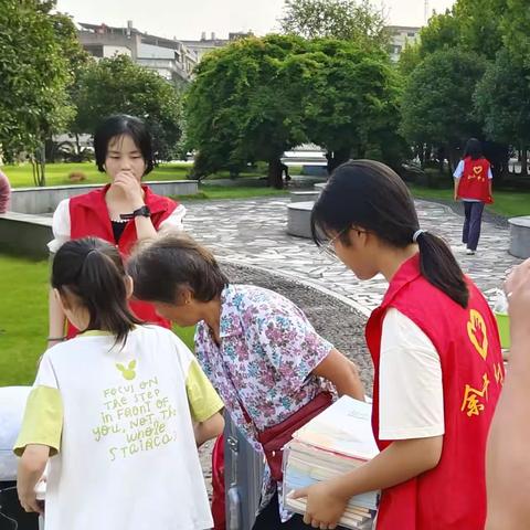 余干中学的红色风景线——记开学迎新志愿服务活动