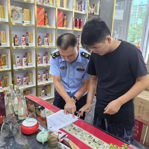 分局航天区域根据群众举报线索 联合酒厂专业人员严打侵权行为净化市场环境