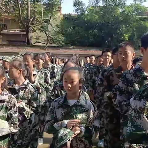 军训磨炼迎开学，英姿飒爽展风采——济水一中济水校区七年级17班军训纪实