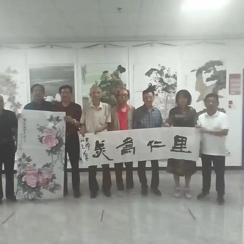 开展“名家挥毫赠书画 全民一起来健身”书画捐赠活动