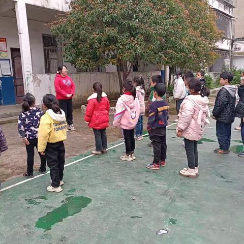 ‘’消防演练，防患未然”斗光小学举行消防安全演练活动