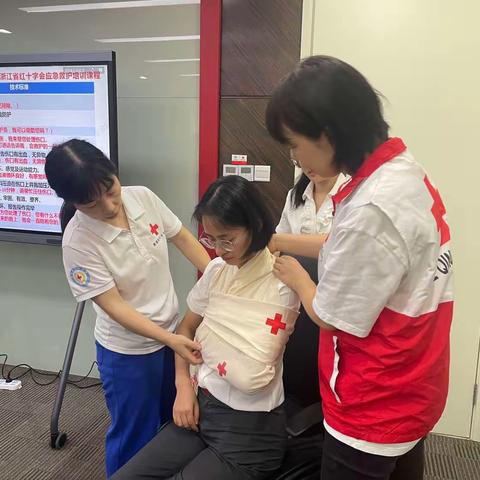 浙商银行湖州德清小微企业专营支行开展“红十字会救护培训”
