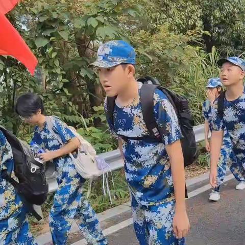 《坚持不懈，勇往直前》——龙岩一中锦山学校七（6）班军训报道
