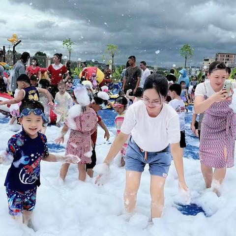 【泡沫之夏，水上狂欢】-今科幼儿园泡沫之夏活动