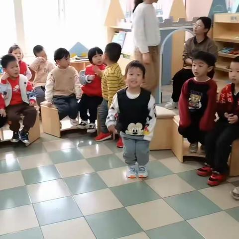 【温情三月，感恩有你】——聊大幼儿园小二班三八节主题活动