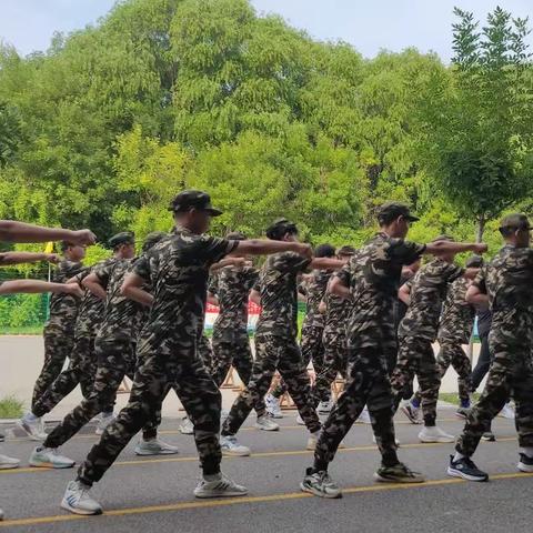 学军人风采  强自身素质