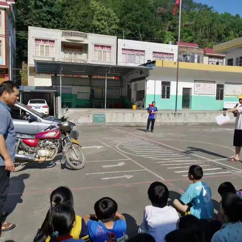 山围镇甘竹小学开展交通安全教育主题活动及交通安全模拟演练