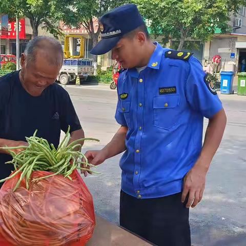 汪沟镇城管中队帮助老人“推销”蔬菜