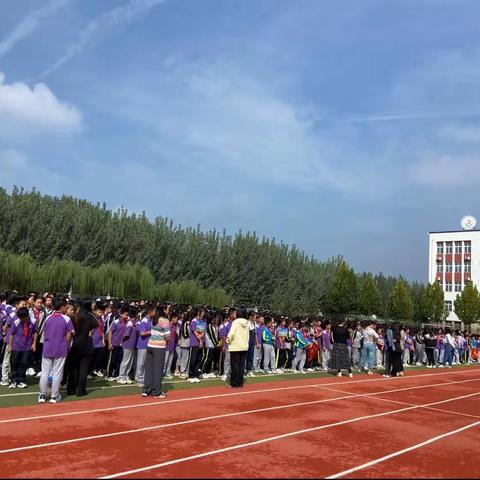 开学首升旗 奏响最强音——清华园学校小学部新学期第一次升旗仪式