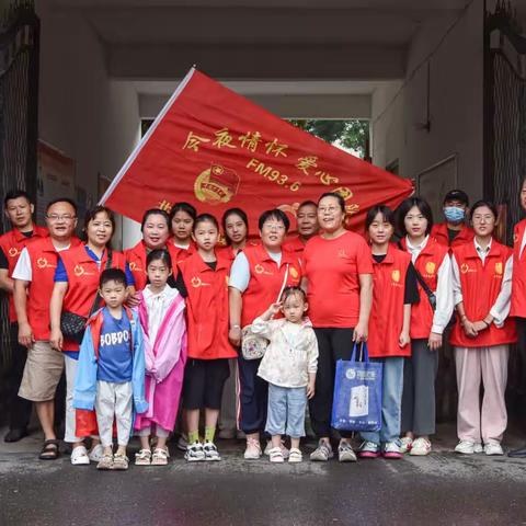 今夜情怀爱心团队金秋助学风雨无阻