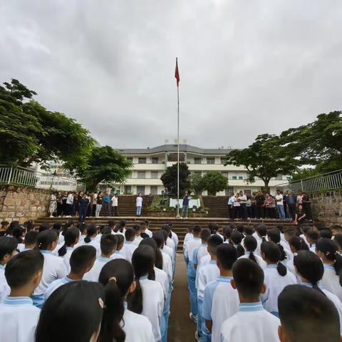 “安全记心中”——民乐镇中学开展防震消防安全演练活动。