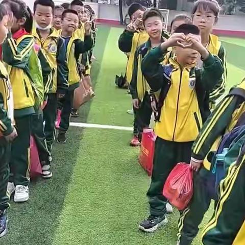 秋高气爽！娄底四小三（6）田野探秘，悦享金秋，劳动实践活动