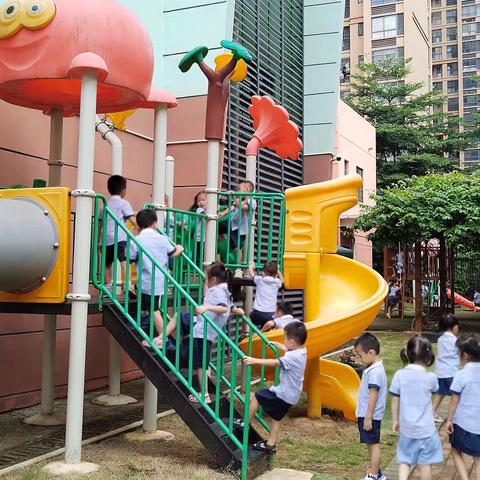 天空☁️很蓝  阳光🌞很暖  生活🍬很甜  宝贝们👦🏻👧🏻很可爱😊