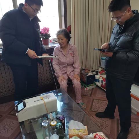 “细微服务换真心，上门服务展贴心”——工行中街支行为行动不便客户上门办理业务