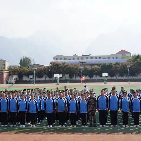 意气风发恰少年    英姿飒爽勇向前——华阴市岳庙高级中学2026届学生军训闭营