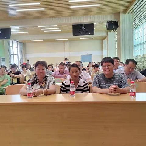 别三尺讲台    撒桃李满地