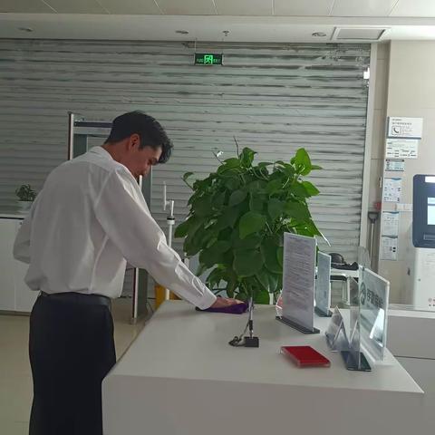 建行图木舒克支行  改善网点环境 擦亮服务窗口
