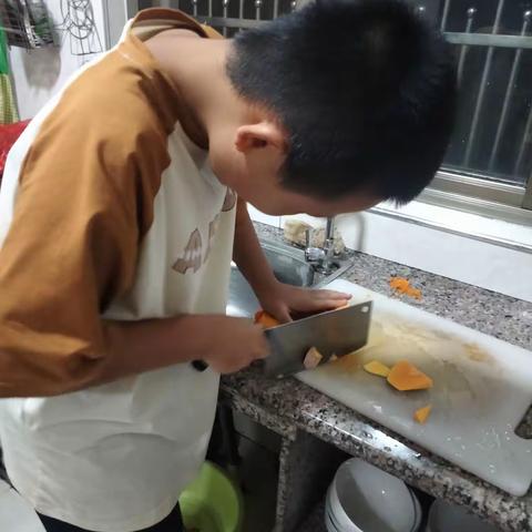 大家好    我是站前小学 三（3）班的孙铖小朋友，向大家介绍制作一道美食叫（南瓜酥），快乐的暑假