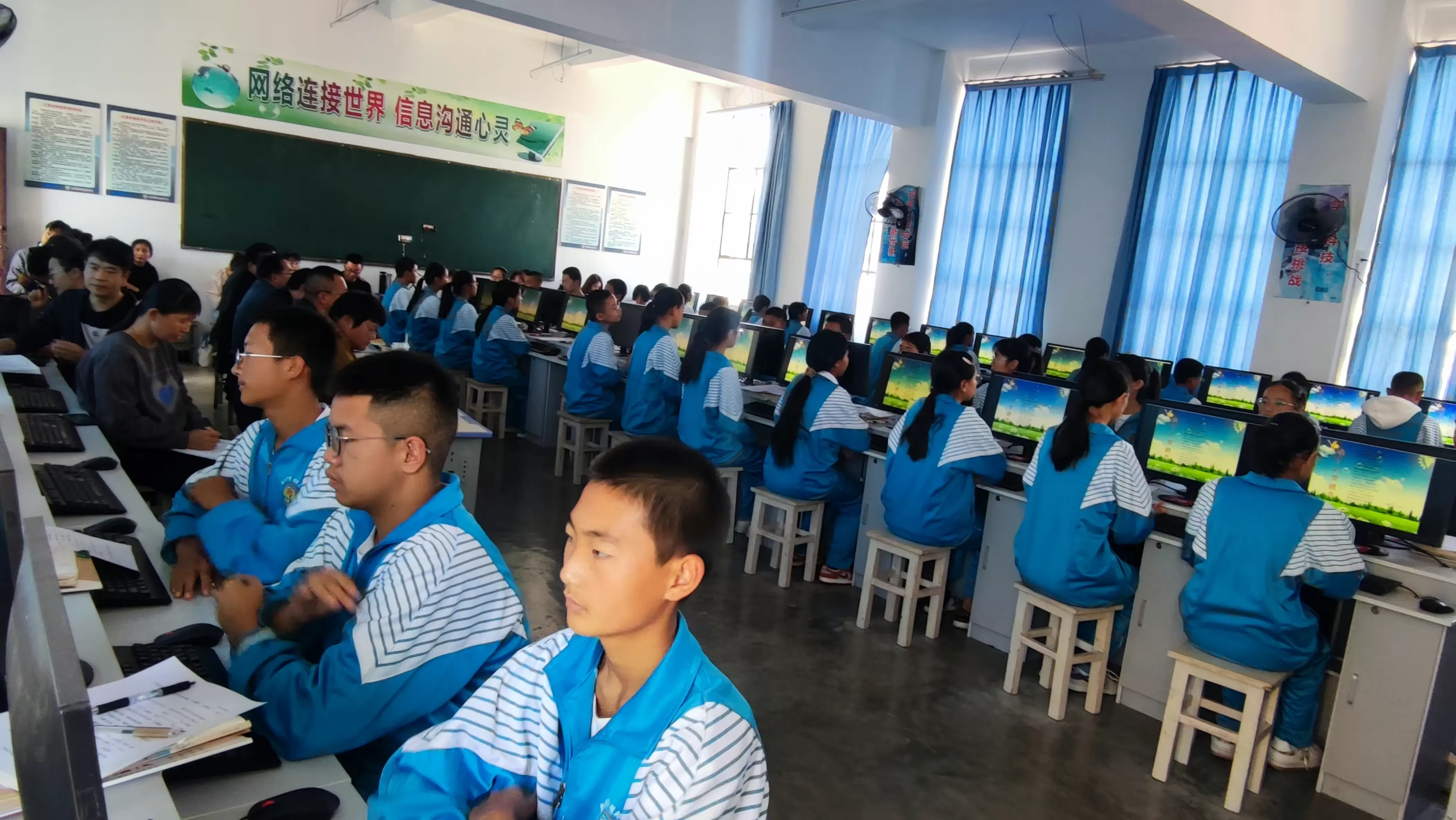 简篇-骨干示范引领 助推教师成长——汉庄中学2023学年秋季学期“235”以学为主有效课堂骨干教师示范课竞赛活动