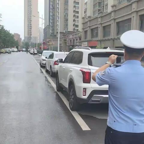 高新交警持续治理旭光路违停，保障道路通畅