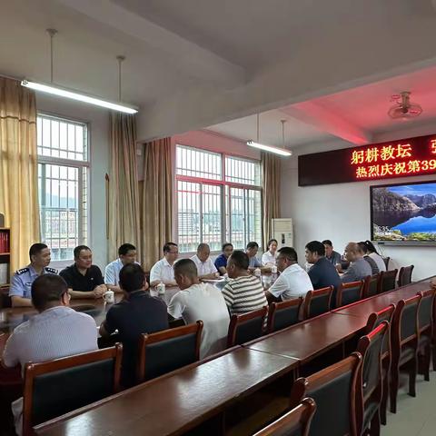 县政协主席吴初增等领导到太华中心小学开展教师节慰问活动