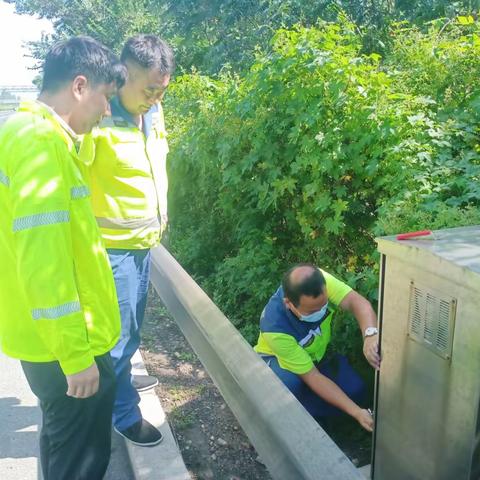 灯塔南综合管理站进行机电系统设备设施秋季预检行动