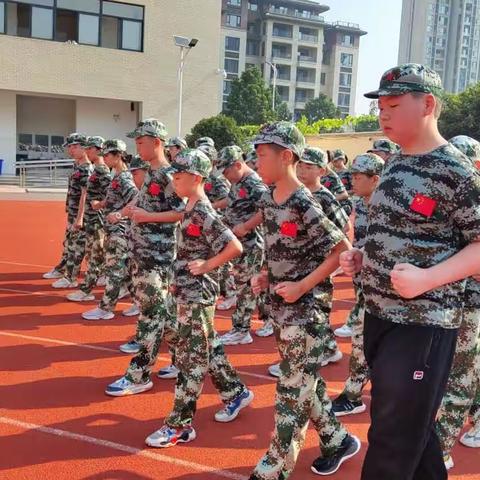 飒爽英姿展风采 壮志豪情正青春——冠军中学七七班军训进行时