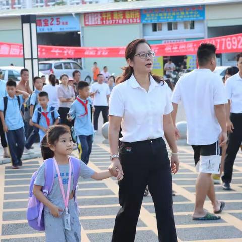 “大手拉小手 我们爱校园”——百色市右江区迎龙第二小学一年级“萌新”的“校园之旅”活动