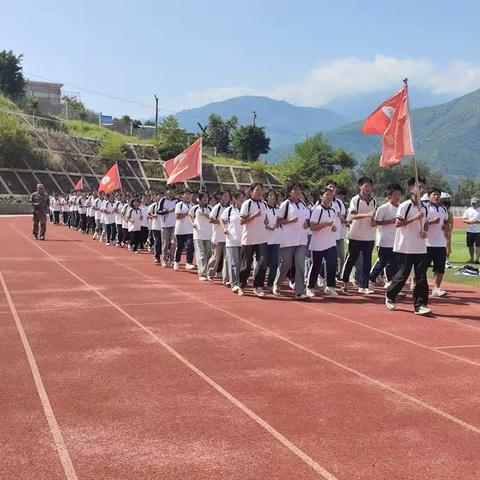 巧家县金塘镇九年一贯制学校6-9        年级学生开展日常行为规范训练