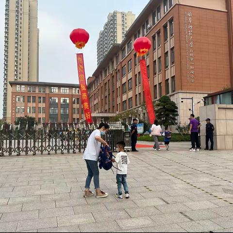 金风送爽，丹桂飘香，金海岸东校护学大队爱心护送“祖国未来的花朵绽放美丽的校园，开启开挂的人生”！