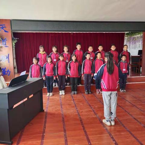 克山县河南乡中心小学校大合唱有序进行中