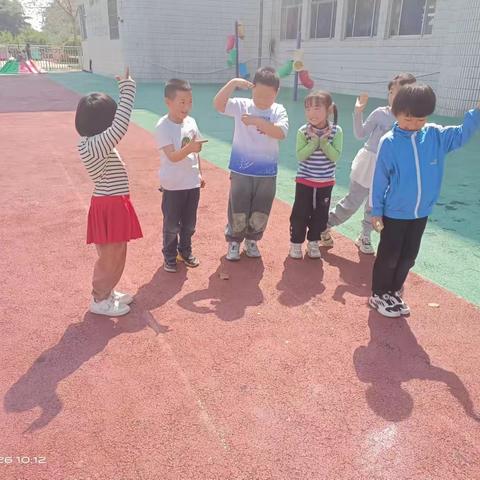 嘉祥县卧龙山街道黄岗小学附属幼儿园开展活动：《画影子》