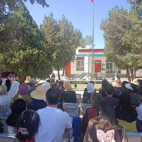 家校携手共助力,静待花开会有时——松树小学家长会活动