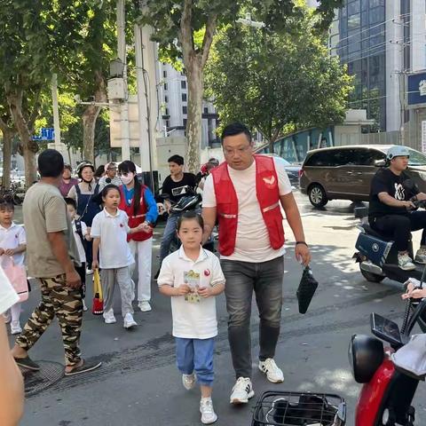 双向奔赴，共育花开——二年级15班家长值周活动