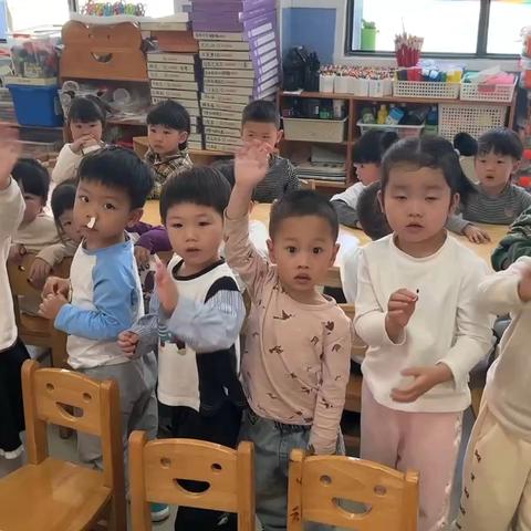 我是足球小将——快来给玉山县保育院小二班足球队名、队徽设计投票啦！