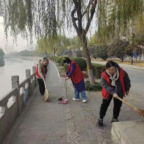 清理河道垃圾，改善环境卫生