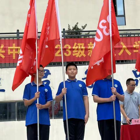 新学期，新环境，新起点，新高度，新希望。今天我们隆兴中学新初一2302班的同学尽展军训风采。