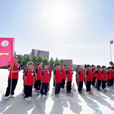 童心向党，军姿飒爽