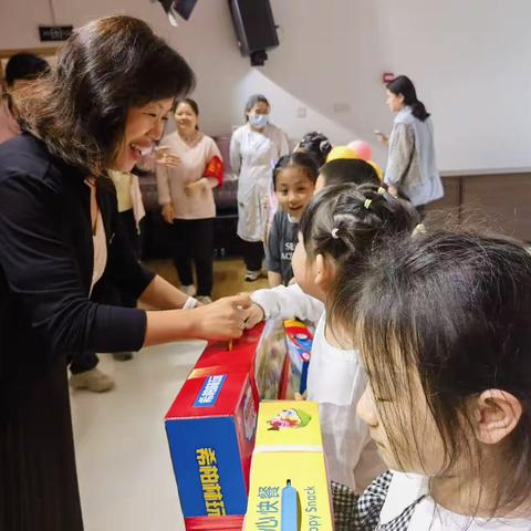 南院门街办主任许萍带队慰问辖区小学和幼儿园教职员工及少年儿童