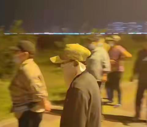 曹妃甸交警二大队查处一起货车载人超员的违法行为