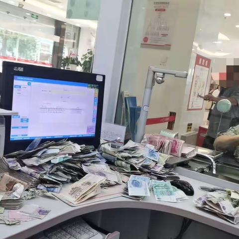 贵阳银行荔波支行开展现金服务网格化宣传活动