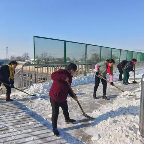 初雪满校园，扫雪护安全——孝子村学校扫雪记