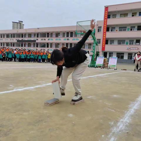 淅川县第一小学教育集团冬青校区举行党建引领下的“ 凝心聚力 快乐同行”团建活动