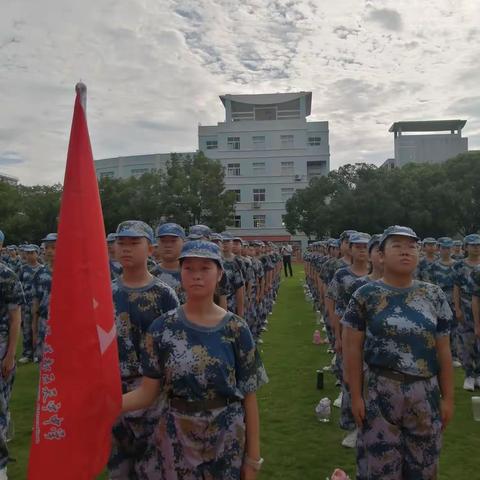 军姿飒爽    青春昂扬                ————天宁中学705班