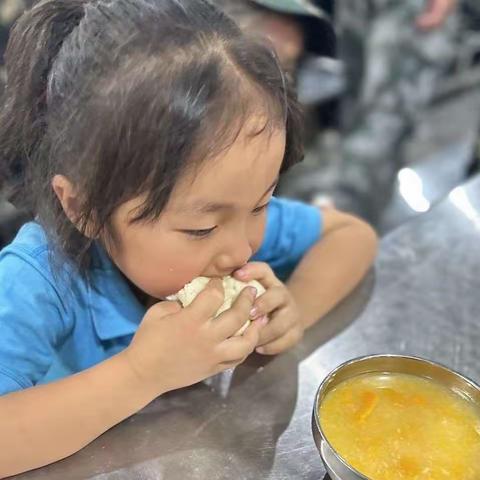 《餐厅里的美食》