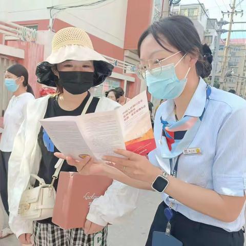 浦发银行连云港城中支行开展“反假知识普及宣传”的活动