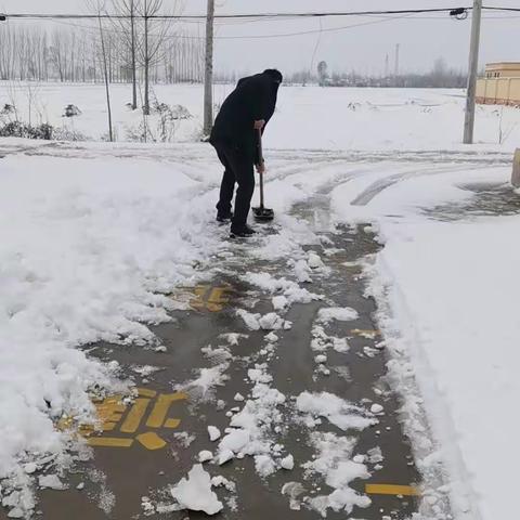 飞雪靓校园   除雪暖人心——马头镇四村小学除雪掠影