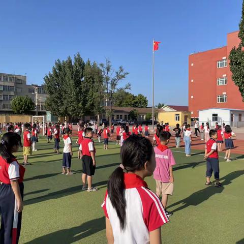 ［预防踩踏，为爱护航］七马路小学防踩踏安全疏散演练活动