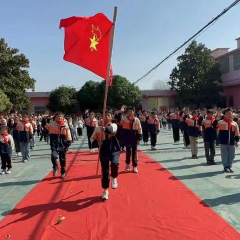 韩集镇龙凤学校队旗🇨🇳高高飘扬，红领巾系满理想——韩集镇龙凤学校🏫少先队员入队礼